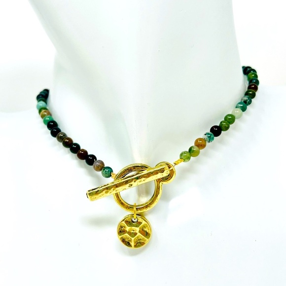 Dainty agate choker necklace with hammered goldtone clasp and dangle - Picture 2 of 4